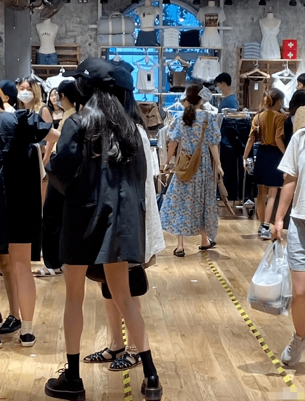 Bức ảnh team qua đường chụp tiết lộ sự thật về đôi chân của Dương Mịch, ra sao mà gây bão toàn cõi mạng? - Ảnh 6. Bức ảnh team qua đường chụp tiết lộ sự thật về đôi chân của Dương Mịch, ra sao mà gây bão toàn cõi mạng? - Ảnh 6.