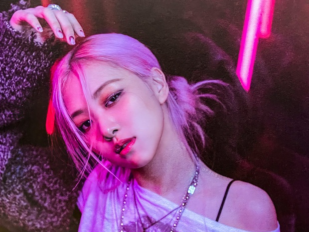 Bộ ảnh chưa từng công bố của BLACKPINK: Jisoo hoá bad girl kèn cựa Lisa, cô gái chằm kẽm Jennie gây thương nhớ - Ảnh 9.