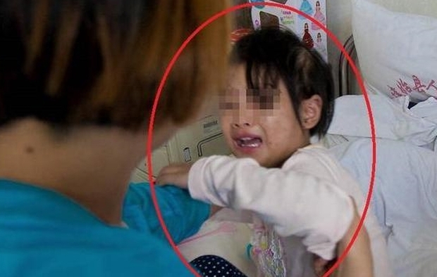 Cháu gái đang ngủ đột nhiên khóc lớn giữa đêm, bà nội dỗ dành, sáng hôm sau giấu con trai báo thẳng cho cảnh sát - Ảnh 1.
