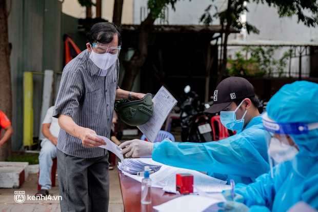 Người già, khuyết tật ở Sài Gòn xúc động sau khi xe tiêm chủng đến tận nơi tiêm vaccine Covid-19: “Tôi ước ao từ bữa đến giờ, nay mới được tiêm” - Ảnh 15. Người già, khuyết tật ở Sài Gòn xúc động sau khi xe tiêm chủng đến tận nơi tiêm vaccine Covid-19: “Tôi ước ao từ bữa đến giờ, nay mới được tiêm” - Ảnh 15.