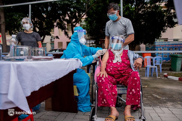 Người già, khuyết tật ở Sài Gòn chia sẻ xúc động sau khi xe tiêm chủng đến tận nơi tiêm vaccine Covid-19: “Tôi chờ mãi, nay đã được tiêm rồi” - Ảnh 10. Người già, khuyết tật ở Sài Gòn chia sẻ xúc động sau khi xe tiêm chủng đến tận nơi tiêm vaccine Covid-19: “Tôi chờ mãi, nay đã được tiêm rồi” - Ảnh 10.