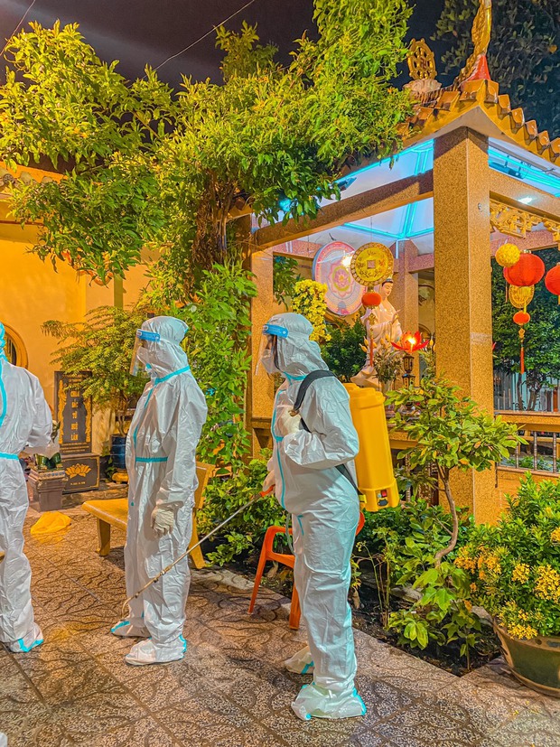 Nữ tiếp viên hàng không và những chuyến xe “mai táng 0 đồng” ở Sài Gòn: Nhóm có 5 thành viên nữ, nhỏ nhất 18 tuổi - Ảnh 4. Nữ tiếp viên hàng không và những chuyến xe “mai táng 0 đồng” ở Sài Gòn: Nhóm có 5 thành viên nữ, nhỏ nhất 18 tuổi - Ảnh 4.
