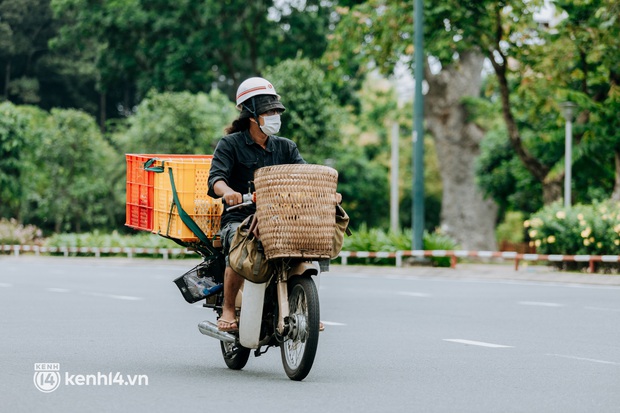 Theo chân Lâm Ống Húc trên những nẻo đường Sài Gòn trao tặng những yêu thương - Ảnh 9. Theo chân Lâm Ống Húc trên những nẻo đường Sài Gòn trao tặng những yêu thương - Ảnh 9.