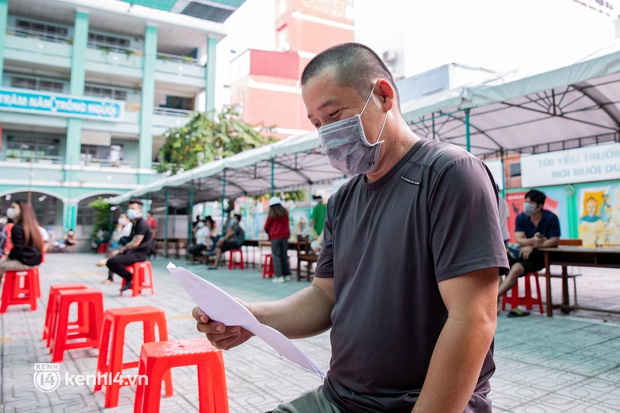 Ảnh: Người dân TP.HCM hào hứng xếp hàng chờ đợi tiêm vắc xin Sinopharm - Ảnh 10. Ảnh: Người dân TP.HCM hào hứng xếp hàng chờ đợi tiêm vắc xin Sinopharm - Ảnh 10.