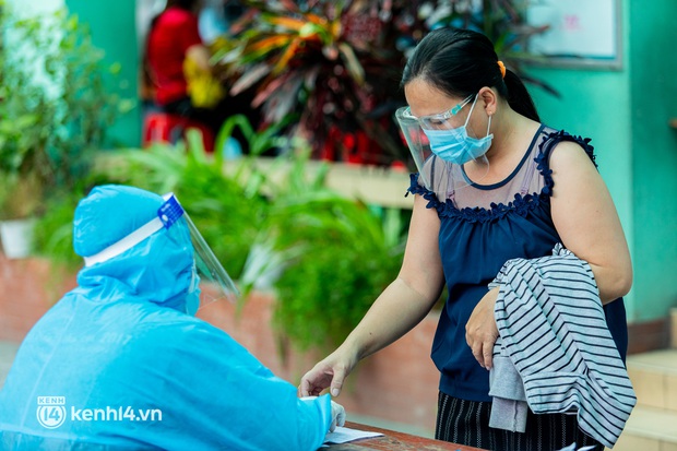 Ảnh: Người dân TP.HCM hào hứng xếp hàng chờ đợi tiêm vắc xin Sinopharm - Ảnh 11. Ảnh: Người dân TP.HCM hào hứng xếp hàng chờ đợi tiêm vắc xin Sinopharm - Ảnh 11.