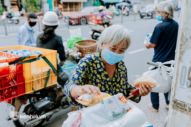 Theo chân Lâm Ống Húc trên những nẻo đường Sài Gòn trao tặng những yêu thương - Ảnh 17. Theo chân Lâm Ống Húc trên những nẻo đường Sài Gòn trao tặng những yêu thương - Ảnh 17.