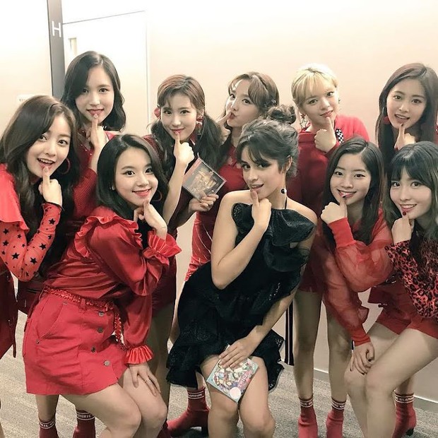 Khung hình gây nổ của sao Hàn và quốc tế: BTS - G-Dragon toàn bạn khủng, ghen tị vì Justin hôn Dara, Loki thân mật với Tiffany - Ảnh 2. Khung hình gây nổ của sao Hàn và quốc tế: BTS - G-Dragon toàn bạn khủng, ghen tị vì Justin hôn Dara, Loki thân mật với Tiffany - Ảnh 2.