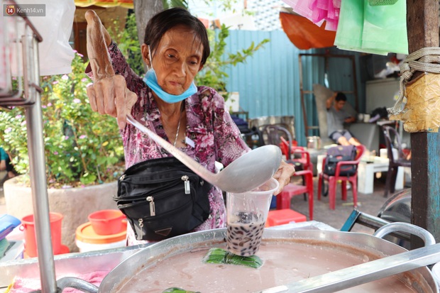 Cụ Hường 25 năm bán chè nuôi con ở Sài Gòn, nổi tiếng với tấm bảng xin quý khách vui lòng nói giúp đã qua đời vì COVID-19 - Ảnh 2. Cụ Hường 25 năm bán chè nuôi con ở Sài Gòn, nổi tiếng với tấm bảng xin quý khách vui lòng nói giúp đã qua đời vì COVID-19 - Ảnh 2.