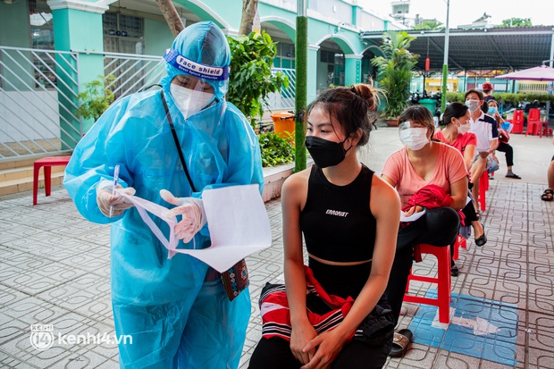 Ảnh: Người dân TP.HCM hào hứng xếp hàng chờ đợi tiêm vắc xin Sinopharm - Ảnh 3. Ảnh: Người dân TP.HCM hào hứng xếp hàng chờ đợi tiêm vắc xin Sinopharm - Ảnh 3.