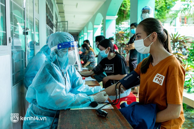 Ảnh: Người dân TP.HCM hào hứng xếp hàng chờ đợi tiêm vắc xin Sinopharm - Ảnh 7. Ảnh: Người dân TP.HCM hào hứng xếp hàng chờ đợi tiêm vắc xin Sinopharm - Ảnh 7.