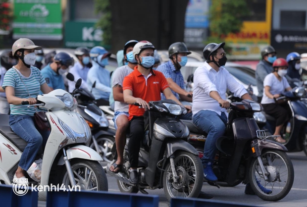 Đường phố Hà Nội tấp nập ngày đầu tuần dù đang giãn cách xã hội theo Chỉ thị 16 - Ảnh 2. Đường phố Hà Nội tấp nập ngày đầu tuần dù đang giãn cách xã hội theo Chỉ thị 16 - Ảnh 2.