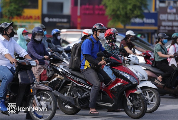 Đường phố Hà Nội tấp nập ngày đầu tuần dù đang giãn cách xã hội theo Chỉ thị 16 - Ảnh 1. Đường phố Hà Nội tấp nập ngày đầu tuần dù đang giãn cách xã hội theo Chỉ thị 16 - Ảnh 1.