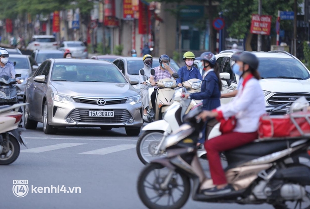 Đường phố Hà Nội tấp nập ngày đầu tuần dù đang giãn cách xã hội theo Chỉ thị 16 - Ảnh 5. Đường phố Hà Nội tấp nập ngày đầu tuần dù đang giãn cách xã hội theo Chỉ thị 16 - Ảnh 5.
