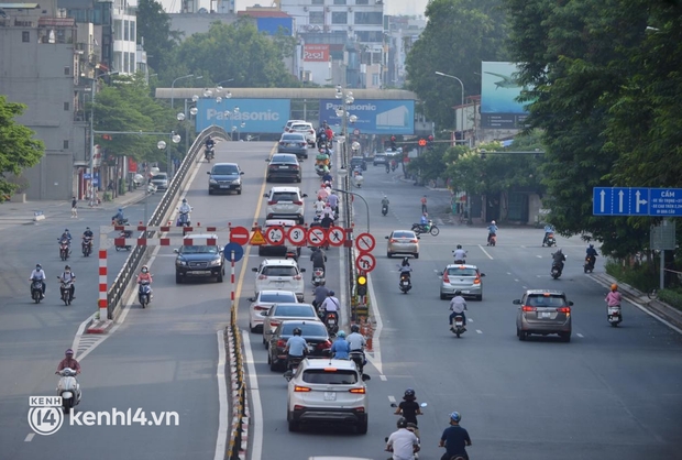 Đường phố Hà Nội tấp nập ngày đầu tuần dù đang giãn cách xã hội theo Chỉ thị 16 - Ảnh 7. Đường phố Hà Nội tấp nập ngày đầu tuần dù đang giãn cách xã hội theo Chỉ thị 16 - Ảnh 7.