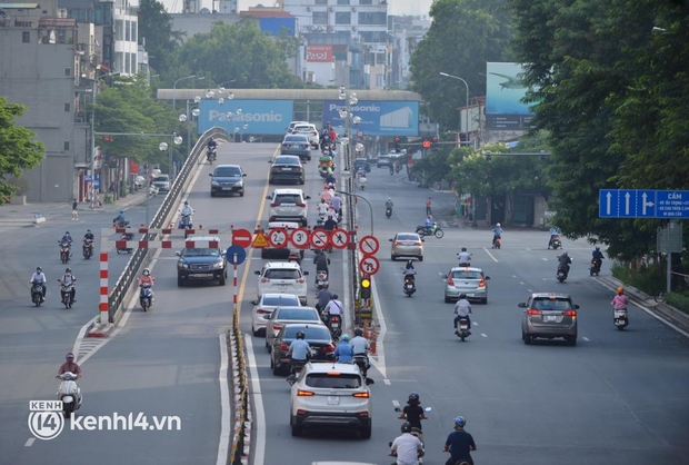 Ảnh: Đường phố Hà Nội tấp nập ngày đầu tuần dù đang giãn cách xã hội theo Chỉ thị 16 - Ảnh 6.