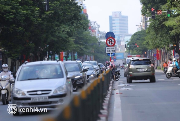 Ảnh: Đường phố Hà Nội tấp nập ngày đầu tuần dù đang giãn cách xã hội theo Chỉ thị 16 - Ảnh 8.