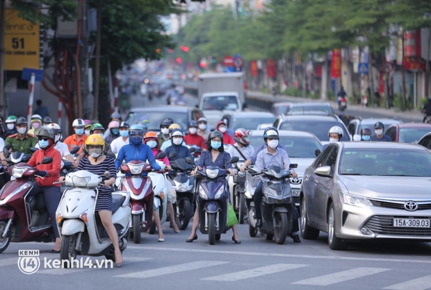 Đường phố Hà Nội tấp nập ngày đầu tuần dù đang giãn cách xã hội theo Chỉ thị 16 - Ảnh 3. Đường phố Hà Nội tấp nập ngày đầu tuần dù đang giãn cách xã hội theo Chỉ thị 16 - Ảnh 3.
