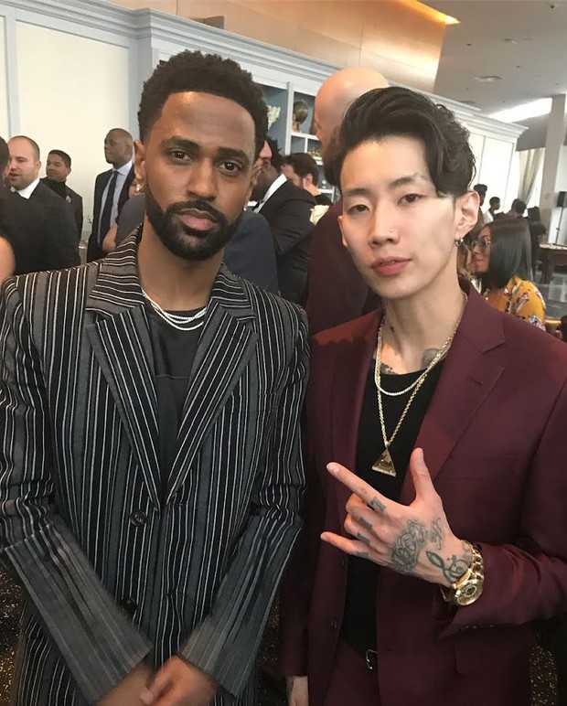 Khung hình gây nổ của sao Hàn và quốc tế: BTS - G-Dragon toàn bạn khủng, ghen tị vì Justin hôn Dara, Loki thân mật với Tiffany - Ảnh 17. Khung hình gây nổ của sao Hàn và quốc tế: BTS - G-Dragon toàn bạn khủng, ghen tị vì Justin hôn Dara, Loki thân mật với Tiffany - Ảnh 17.