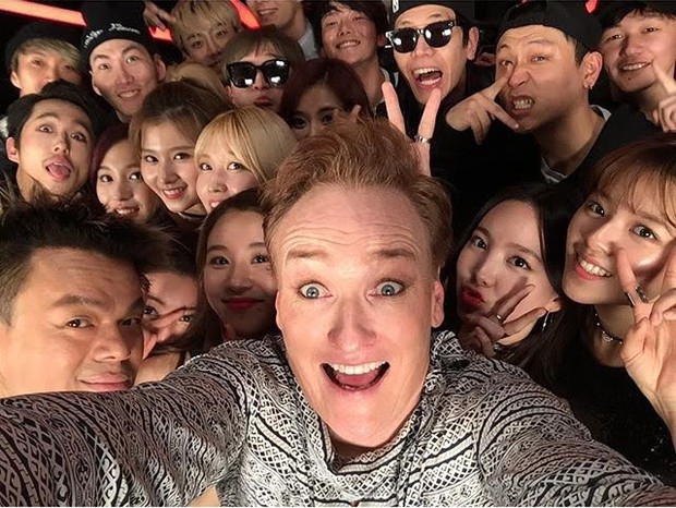 Khung hình gây nổ của sao Hàn và quốc tế: BTS - G-Dragon toàn bạn khủng, ghen tị vì Justin hôn Dara, Loki thân mật với Tiffany - Ảnh 12. Khung hình gây nổ của sao Hàn và quốc tế: BTS - G-Dragon toàn bạn khủng, ghen tị vì Justin hôn Dara, Loki thân mật với Tiffany - Ảnh 12.