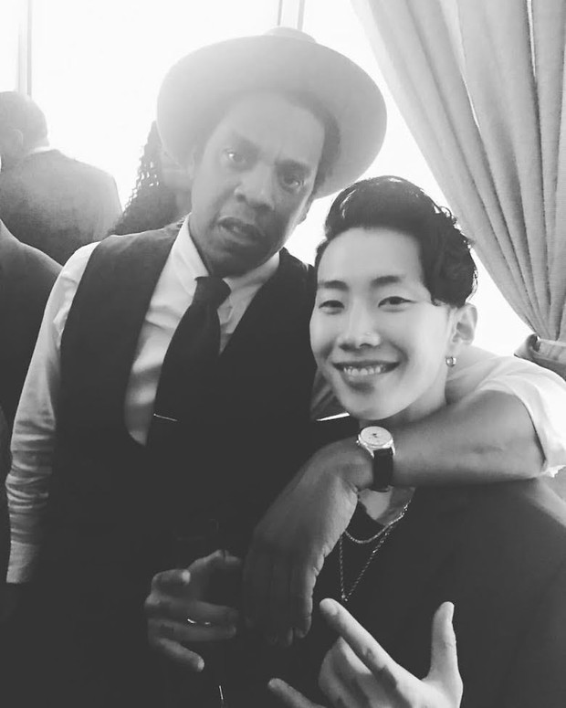 Khung hình gây nổ của sao Hàn và quốc tế: BTS - G-Dragon toàn bạn khủng, ghen tị vì Justin hôn Dara, Loki thân mật với Tiffany - Ảnh 14. Khung hình gây nổ của sao Hàn và quốc tế: BTS - G-Dragon toàn bạn khủng, ghen tị vì Justin hôn Dara, Loki thân mật với Tiffany - Ảnh 14.