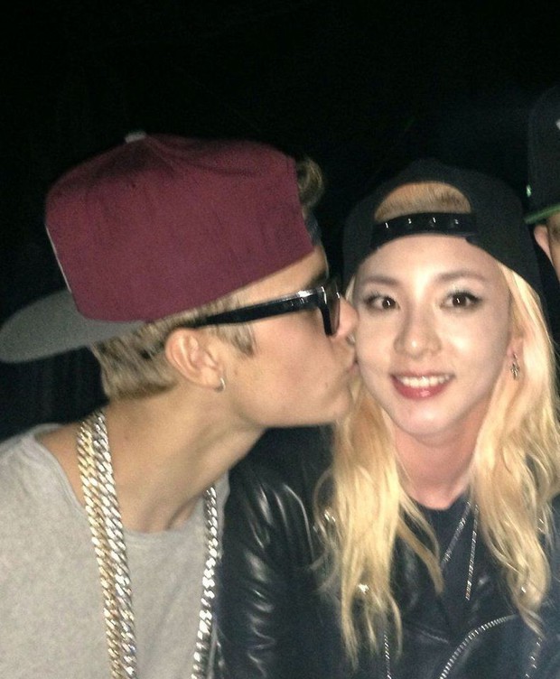 Khung hình gây nổ của sao Hàn và quốc tế: BTS - G-Dragon toàn bạn khủng, ghen tị vì Justin hôn Dara, Loki thân mật với Tiffany - Ảnh 28. Khung hình gây nổ của sao Hàn và quốc tế: BTS - G-Dragon toàn bạn khủng, ghen tị vì Justin hôn Dara, Loki thân mật với Tiffany - Ảnh 28.