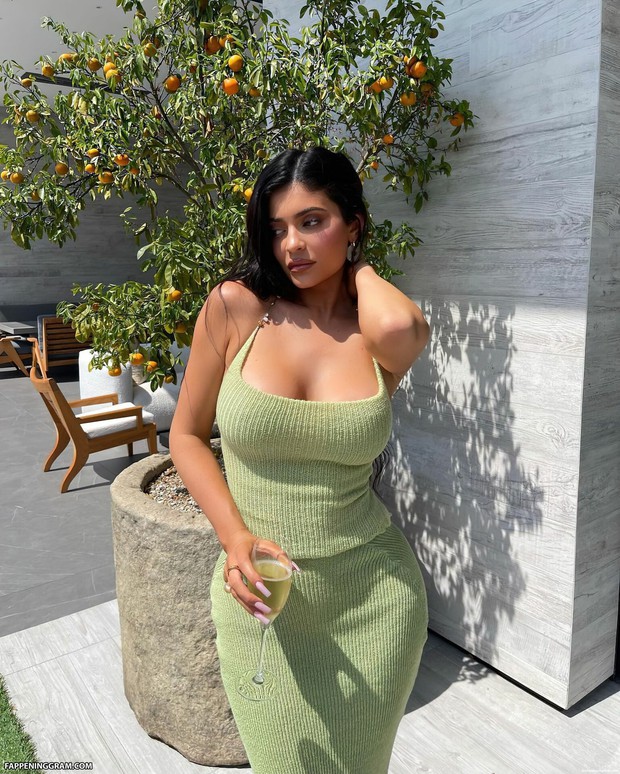 Nghi vấn Kylie Jenner mang bầu lần 2: Chối đây đẩy bao lần, giờ bị thánh soi phát hiện loạt chi tiết rõ mồn một? - Ảnh 4.