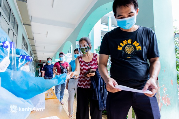 Ảnh: Người dân TP.HCM hào hứng xếp hàng chờ đợi tiêm vắc xin Sinopharm - Ảnh 16. Ảnh: Người dân TP.HCM hào hứng xếp hàng chờ đợi tiêm vắc xin Sinopharm - Ảnh 16.