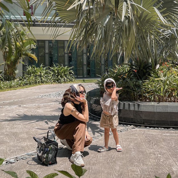 Con gái Hạt Mít hoá DJ quẩy cực “sung”, mới có 3 tuổi mà lém quá trời lém! - Ảnh 1. Con gái Hạt Mít hoá DJ quẩy cực “sung”, mới có 3 tuổi mà lém quá trời lém! - Ảnh 1.