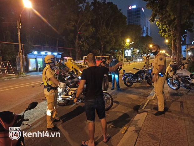 Ra đường sau 18h, người đàn ông nước ngoài quậy phá tại chốt kiểm soát dịch ở trung tâm TP.HCM - Ảnh 1. Ra đường sau 18h, người đàn ông nước ngoài quậy phá tại chốt kiểm soát dịch ở trung tâm TP.HCM - Ảnh 1.