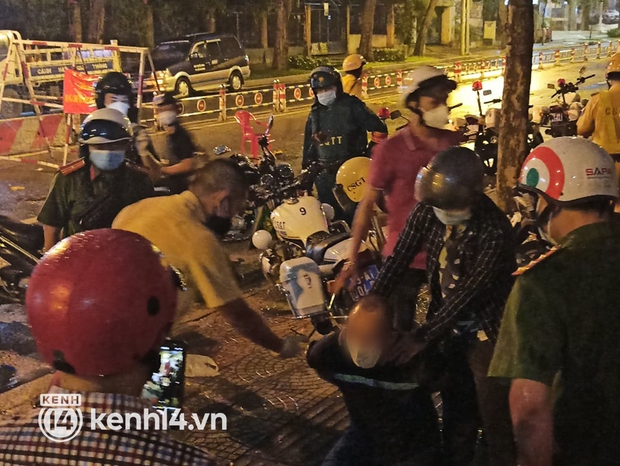 Ra đường sau 18h, người đàn ông nước ngoài quậy phá tại chốt kiểm soát dịch ở trung tâm TP.HCM - Ảnh 2. Ra đường sau 18h, người đàn ông nước ngoài quậy phá tại chốt kiểm soát dịch ở trung tâm TP.HCM - Ảnh 2.