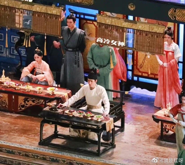 Địch Lệ Nhiệt Ba ngồi trước bàn thức ăn mà buồn thiu, còn phồng má dỗi hờn ở hậu trường An Lạc Truyện - Ảnh 2.
