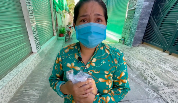 Lặn lội đường xa lấy đồ từ thiện mà chỉ nhận được… 2 ổ bánh mì, người phụ nữ bật khóc khi nhìn thấy phần nhân bánh vô cùng đặc biệt - Ảnh 6. Lặn lội đường xa lấy đồ từ thiện mà chỉ nhận được… 2 ổ bánh mì, người phụ nữ bật khóc khi nhìn thấy phần nhân bánh vô cùng đặc biệt - Ảnh 6.
