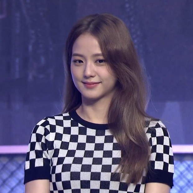 Hết Jisoo, Lisa lại đến Châu Bùi lăng xê áo họa tiết bàn cờ, các nàng tiếc gì 100k để đu theo? - Ảnh 1.