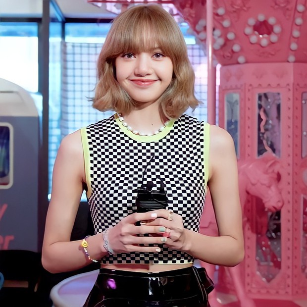 Hết Jisoo, Lisa lại đến Châu Bùi lăng xê áo họa tiết bàn cờ, các nàng tiếc gì 100k để đu theo? - Ảnh 2.