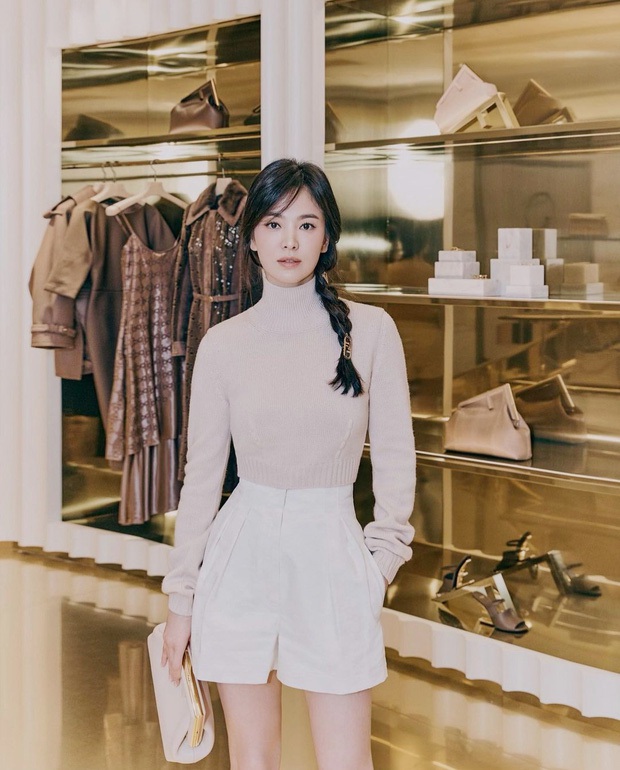 Song Hye Kyo chặt chém bìa Vogue với body 0% mỡ thừa, ai ngờ ảnh hậu trường chụp bừa còn hot hơn vì lộ visual thật - Ảnh 7. Song Hye Kyo chặt chém bìa Vogue với body 0% mỡ thừa, ai ngờ ảnh hậu trường chụp bừa còn hot hơn vì lộ visual thật - Ảnh 7.