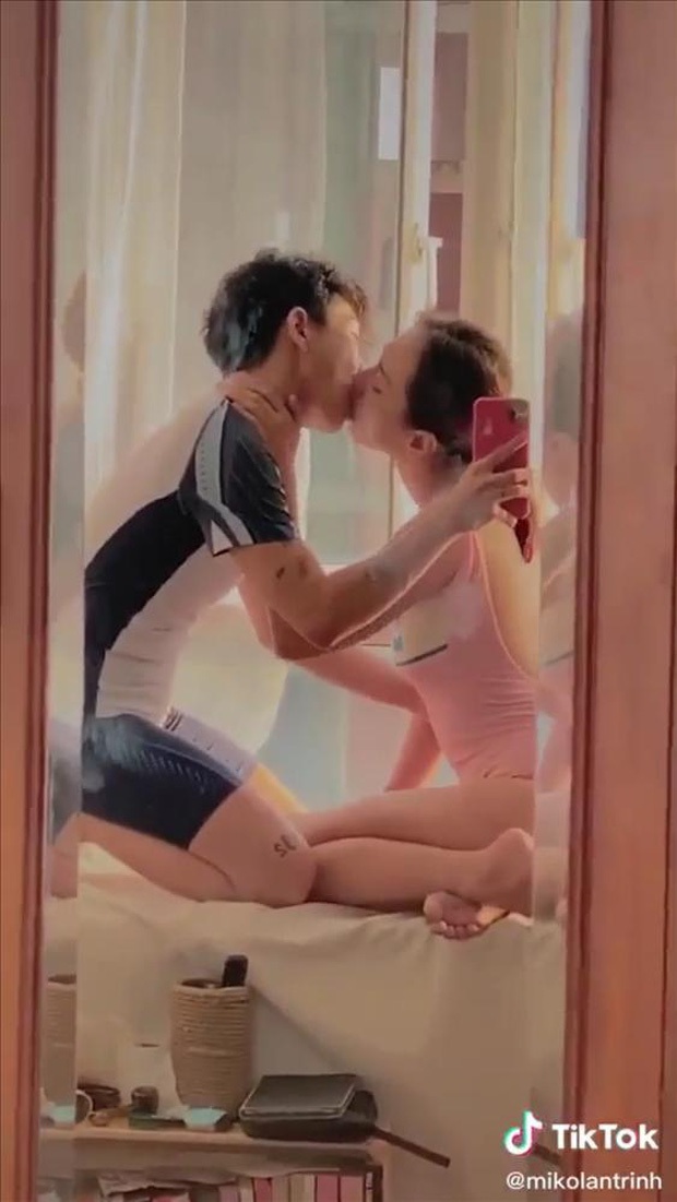 Một cặp đôi Vbiz gây sốc khi đăng ảnh giường chiếu đậm chất 18+, để lộ cả thân hình bán nude của đàng gái - Ảnh 3. Một cặp đôi Vbiz gây sốc khi đăng ảnh giường chiếu đậm chất 18+, để lộ cả thân hình bán nude của đàng gái - Ảnh 3.