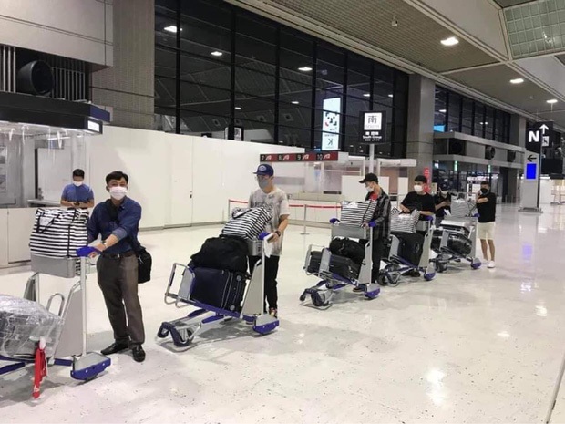 Người thân oà khóc nức nở, liên tục gọi tên trong giây phút đón nam thanh niên bị sát hại ở Nhật về với vòng tay gia đình, quê hương - Ảnh 3. Người thân oà khóc nức nở, liên tục gọi tên trong giây phút đón nam thanh niên bị sát hại ở Nhật về với vòng tay gia đình, quê hương - Ảnh 3.