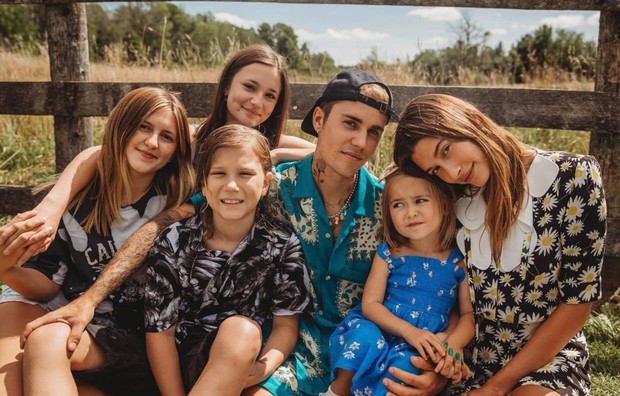 Justin Bieber về nhà chúc mừng sinh nhật em gái 3 tuổi: Cùng bà xã Hailey bế em mà dân tình rần rần vì nhìn giống 1 gia đình quá! - Ảnh 3. Justin Bieber về nhà chúc mừng sinh nhật em gái 3 tuổi: Cùng bà xã Hailey bế em mà dân tình rần rần vì nhìn giống 1 gia đình quá! - Ảnh 3.