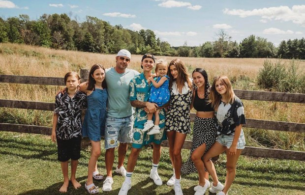 Justin Bieber về nhà chúc mừng sinh nhật em gái 3 tuổi: Cùng bà xã Hailey bế em mà dân tình rần rần vì nhìn giống 1 gia đình quá! - Ảnh 4. Justin Bieber về nhà chúc mừng sinh nhật em gái 3 tuổi: Cùng bà xã Hailey bế em mà dân tình rần rần vì nhìn giống 1 gia đình quá! - Ảnh 4.