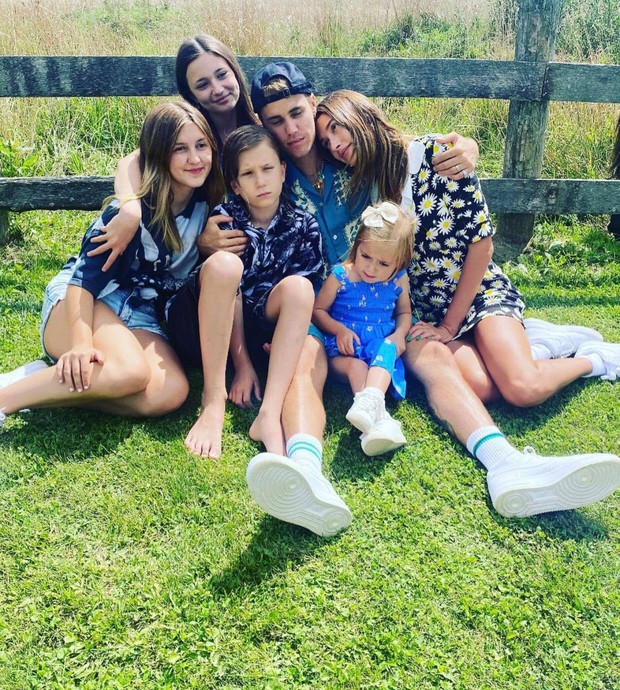 Justin Bieber về nhà chúc mừng sinh nhật em gái 3 tuổi: Cùng bà xã Hailey bế em mà dân tình rần rần vì nhìn giống 1 gia đình quá! - Ảnh 6. Justin Bieber về nhà chúc mừng sinh nhật em gái 3 tuổi: Cùng bà xã Hailey bế em mà dân tình rần rần vì nhìn giống 1 gia đình quá! - Ảnh 6.