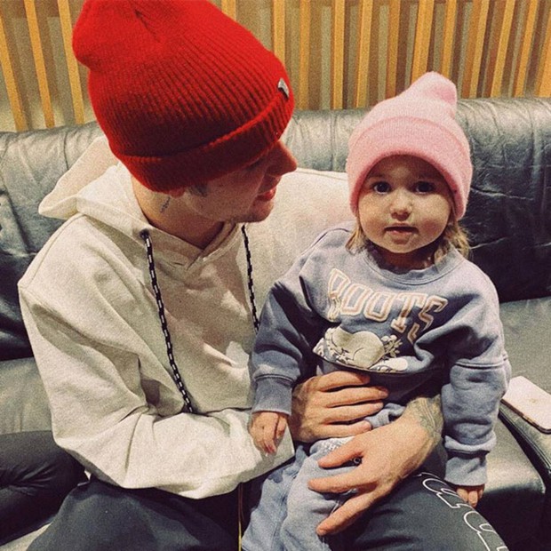 Justin Bieber về nhà chúc mừng sinh nhật em gái 3 tuổi: Cùng bà xã Hailey bế em mà dân tình rần rần vì nhìn giống 1 gia đình quá! - Ảnh 7. Justin Bieber về nhà chúc mừng sinh nhật em gái 3 tuổi: Cùng bà xã Hailey bế em mà dân tình rần rần vì nhìn giống 1 gia đình quá! - Ảnh 7.