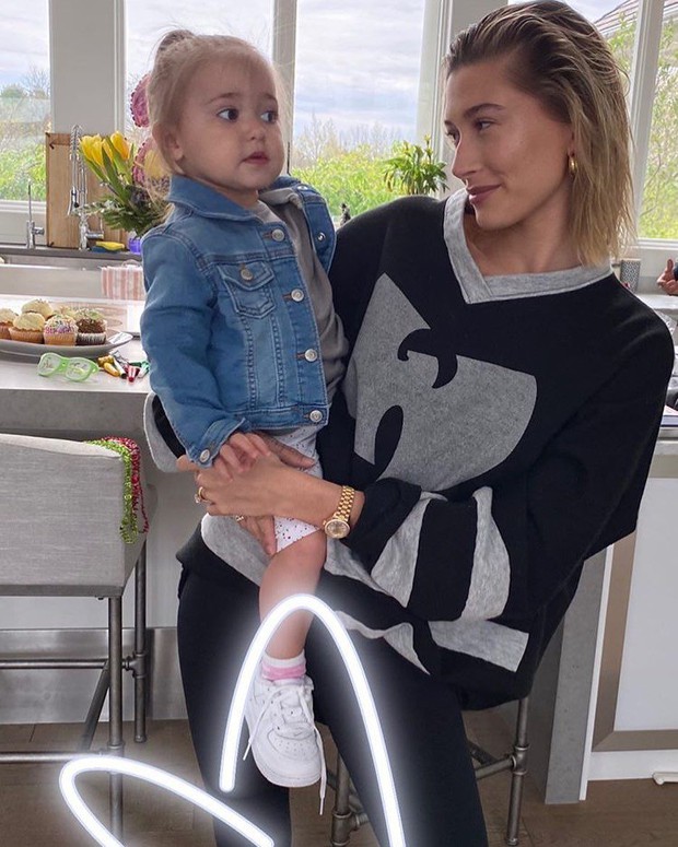 Justin Bieber về nhà chúc mừng sinh nhật em gái 3 tuổi: Cùng bà xã Hailey bế em mà dân tình rần rần vì nhìn giống 1 gia đình quá! - Ảnh 8. Justin Bieber về nhà chúc mừng sinh nhật em gái 3 tuổi: Cùng bà xã Hailey bế em mà dân tình rần rần vì nhìn giống 1 gia đình quá! - Ảnh 8.