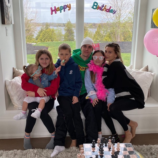 Justin Bieber về nhà chúc mừng sinh nhật em gái 3 tuổi: Cùng bà xã Hailey bế em mà dân tình rần rần vì nhìn giống 1 gia đình quá! - Ảnh 9. Justin Bieber về nhà chúc mừng sinh nhật em gái 3 tuổi: Cùng bà xã Hailey bế em mà dân tình rần rần vì nhìn giống 1 gia đình quá! - Ảnh 9.