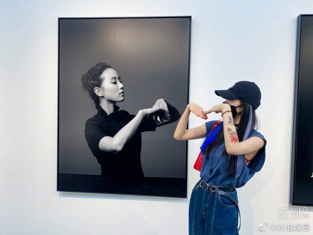 Dương Mịch đăng ảnh bắt chước Lưu Thi Thi, vậy mà hình xăm ngầu đét mới tậu trên tay mới chiếm trọn spotlight - Ảnh 2. Dương Mịch đăng ảnh bắt chước Lưu Thi Thi, vậy mà hình xăm ngầu đét mới tậu trên tay mới chiếm trọn spotlight - Ảnh 2.
