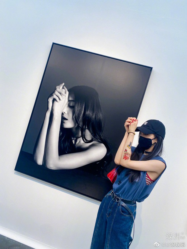 Dương Mịch đăng ảnh bắt chước Lưu Thi Thi, vậy mà hình xăm ngầu đét mới tậu trên tay mới chiếm trọn spotlight - Ảnh 5. Dương Mịch đăng ảnh bắt chước Lưu Thi Thi, vậy mà hình xăm ngầu đét mới tậu trên tay mới chiếm trọn spotlight - Ảnh 5.