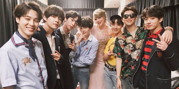 Khung hình gây nổ của sao Hàn và quốc tế: BTS - G-Dragon toàn bạn khủng, ghen tị vì Justin hôn Dara, Loki thân mật với Tiffany - Ảnh 8. Khung hình gây nổ của sao Hàn và quốc tế: BTS - G-Dragon toàn bạn khủng, ghen tị vì Justin hôn Dara, Loki thân mật với Tiffany - Ảnh 8.