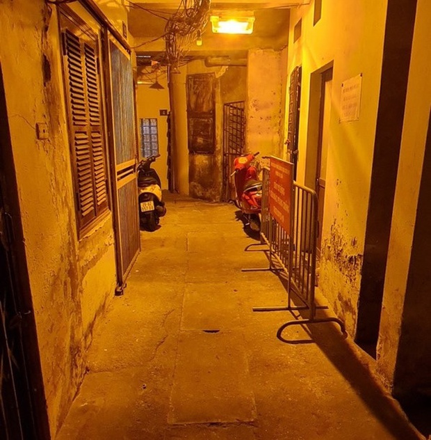 Quận Ba Đình nói gì về thông tin trẻ con ra sân chung chơi, 10 cháu bé F0 ở ngõ 68 Đội Cấn - Ảnh 2.