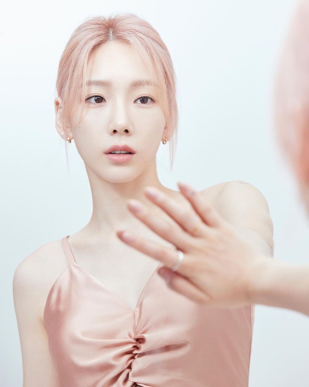 Taeyeon sắp vượt Yoona thành nữ thần của SNSD hay gì? Nhìn bộ ảnh mới khoe nhan sắc 32 tuổi như 23 mà xém xỉu vì sốc visual - Ảnh 2. Taeyeon sắp vượt Yoona thành nữ thần của SNSD hay gì? Nhìn bộ ảnh mới khoe nhan sắc 32 tuổi như 23 mà xém xỉu vì sốc visual - Ảnh 2.