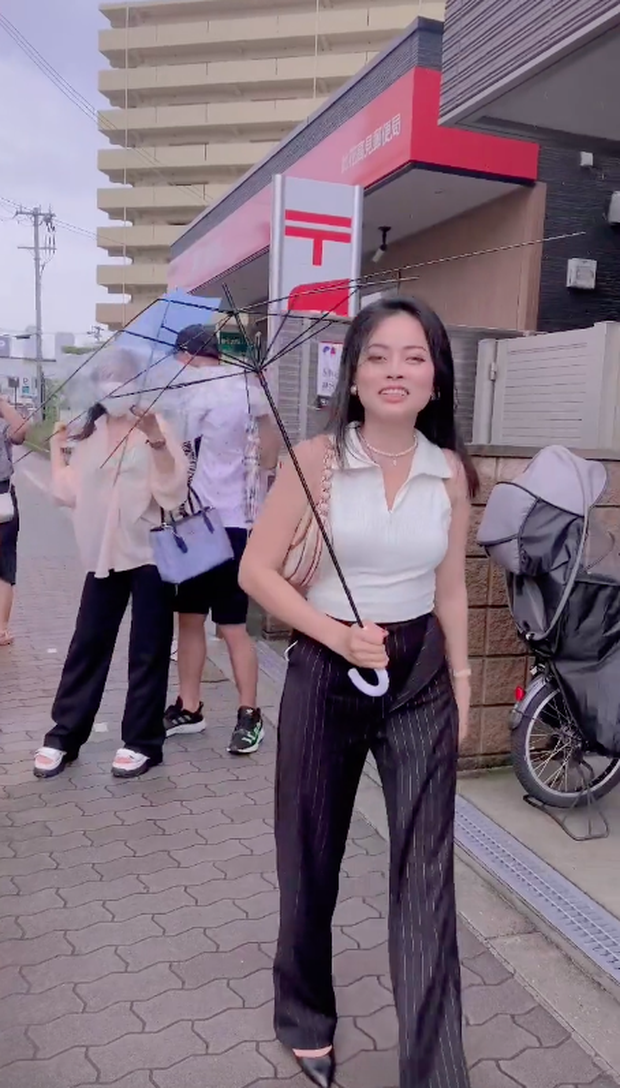 Nhật Bản vào mùa gió bão, cô gái Việt lạc quan ra đường quay clip nhưng có tới 2 tình tiết khiến người xem cười không chịu nổi - Ảnh 2.
