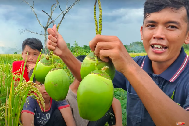 Vlogger đồng quê Việt Nam giới thiệu loại dừa ăn được cả vỏ khiến người xem trố mắt: Giòn như ổi, vị chát như chuối xanh? - Ảnh 3.